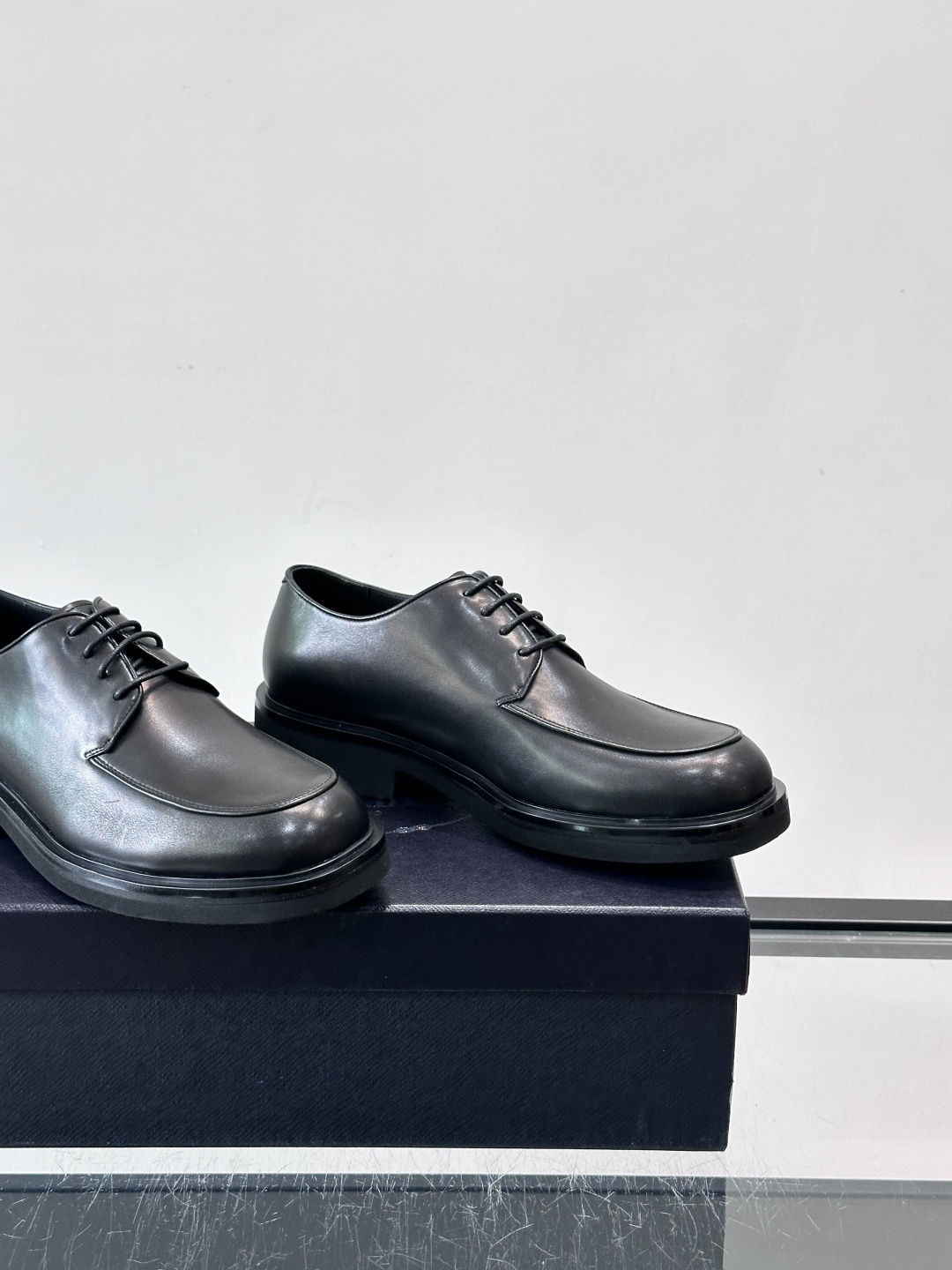 Prada男士德比皮鞋​​🖤这款男士德比皮鞋采用头层牛皮，鞋面光滑细腻，质感满分✨。厚底设计，增高又舒适