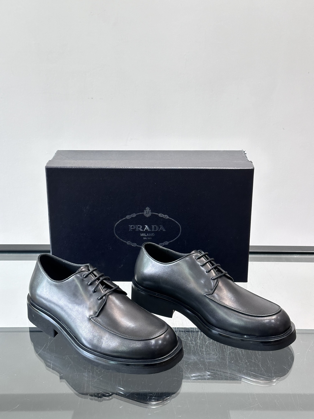 Prada男士德比皮鞋​​🖤这款男士德比皮鞋采用头层牛皮，鞋面光滑细腻，质感满分✨。厚底设计，增高又舒适
