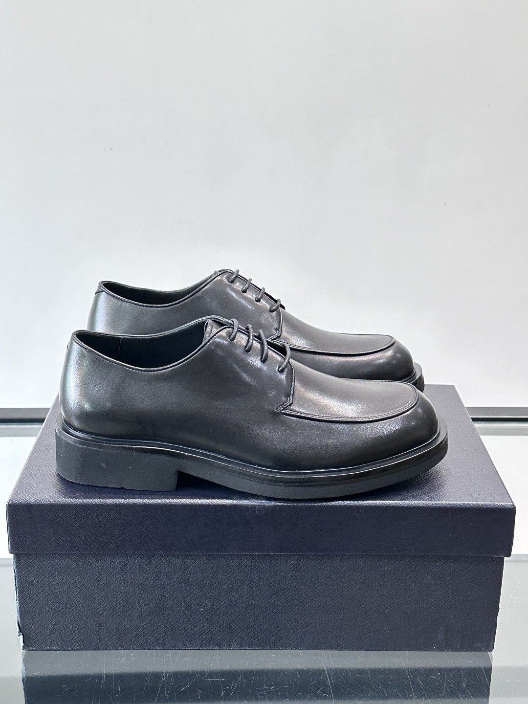 Prada男士德比皮鞋​​🖤这款男士德比皮鞋采用头层牛皮，鞋面光滑细腻，质感满分✨。厚底设计，增高又舒适