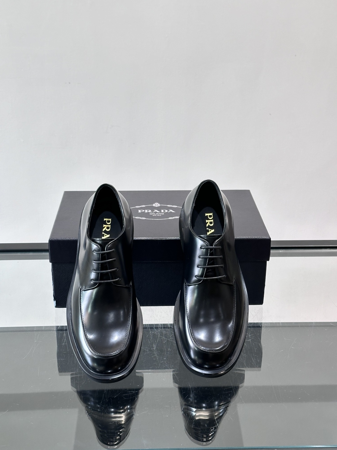 Prada男士德比皮鞋​​🖤这款男士德比皮鞋采用头层牛皮，鞋面光滑细腻，质感满分✨。厚底设计，增高又舒适