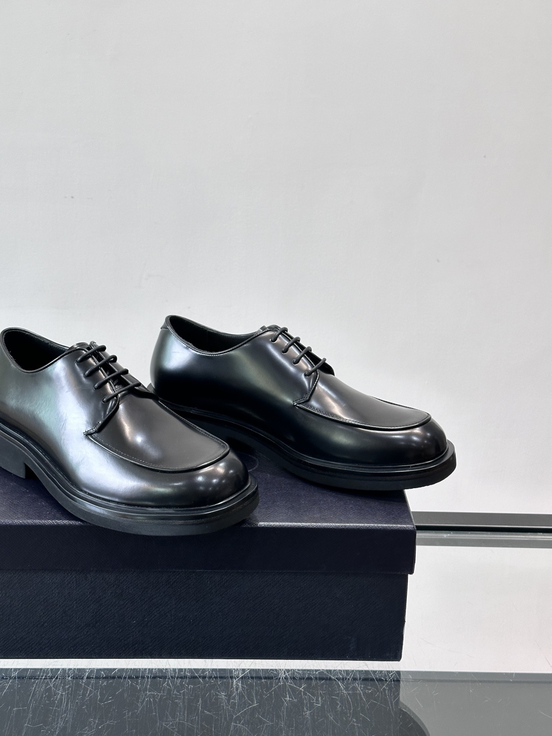 Prada男士德比皮鞋​​🖤这款男士德比皮鞋采用头层牛皮，鞋面光滑细腻，质感满分✨。厚底设计，增高又舒适