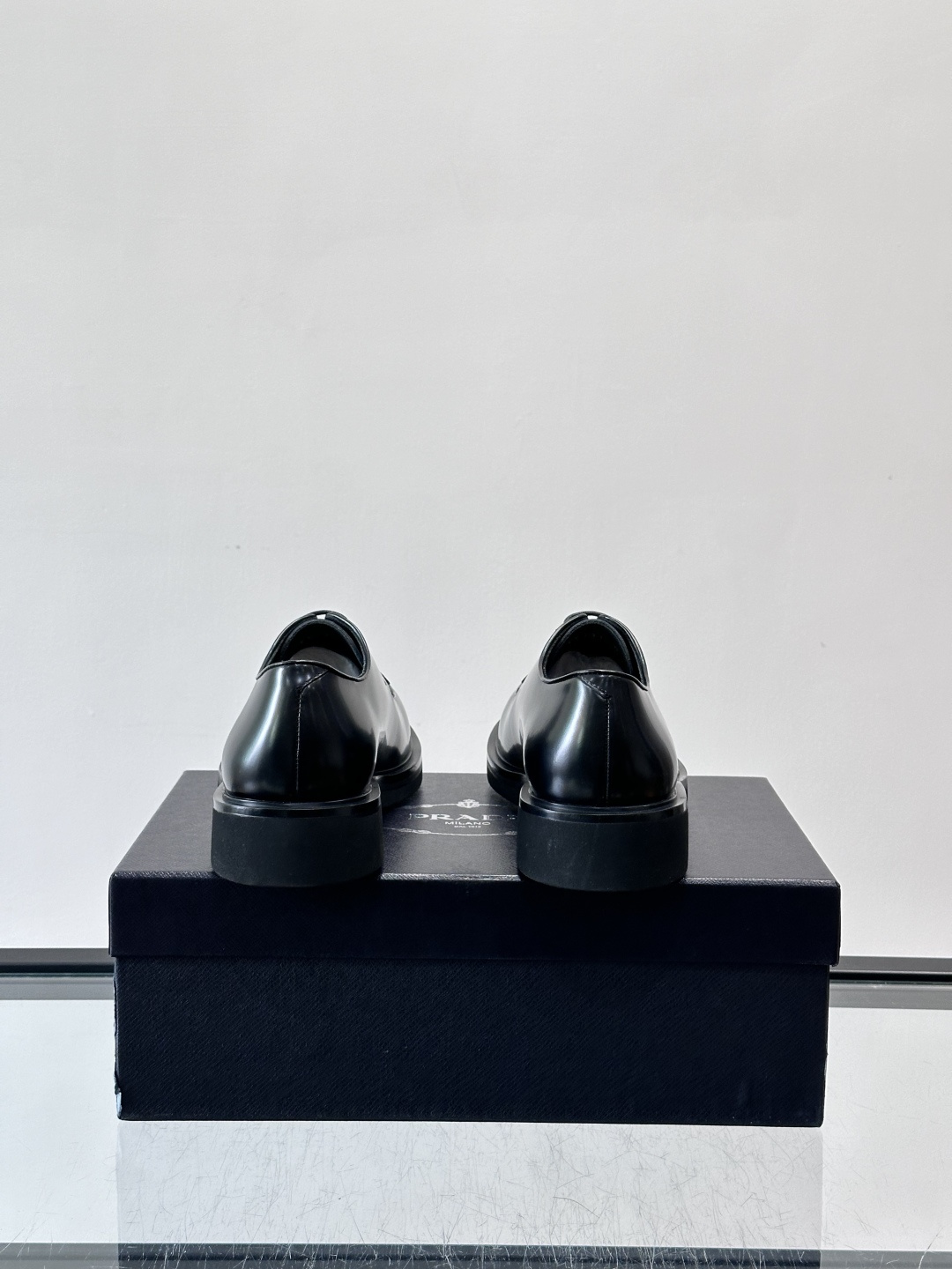 Prada男士德比皮鞋​​🖤这款男士德比皮鞋采用头层牛皮，鞋面光滑细腻，质感满分✨。厚底设计，增高又舒适