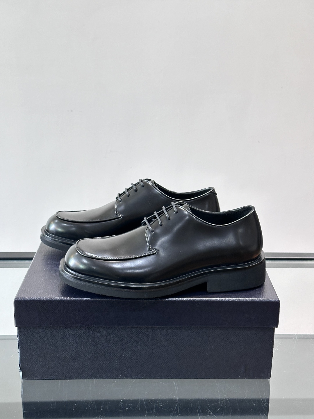 Prada男士德比皮鞋​​🖤这款男士德比皮鞋采用头层牛皮，鞋面光滑细腻，质感满分✨。厚底设计，增高又舒适