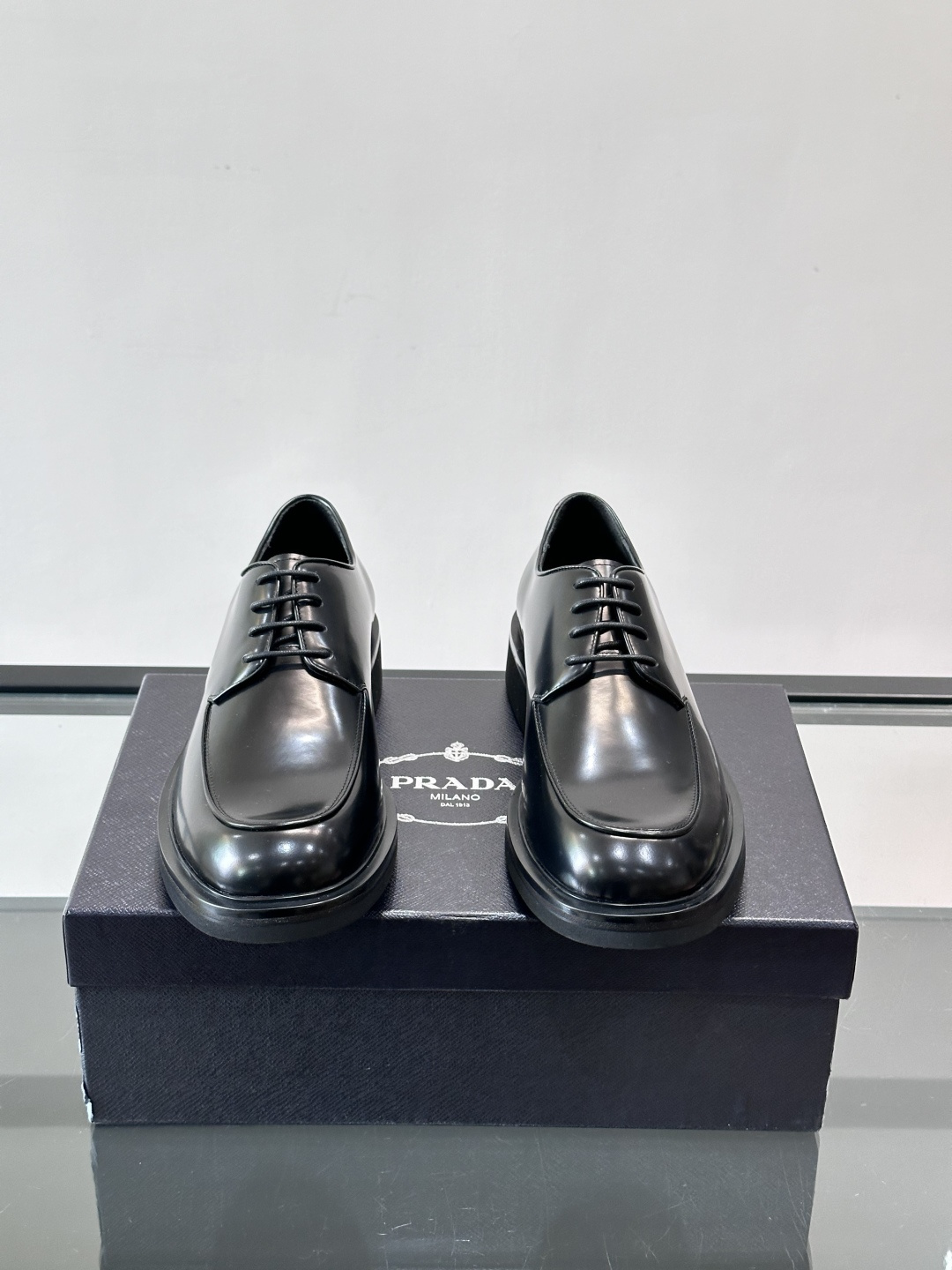 Prada男士德比皮鞋​​🖤这款男士德比皮鞋采用头层牛皮，鞋面光滑细腻，质感满分✨。厚底设计，增高又舒适