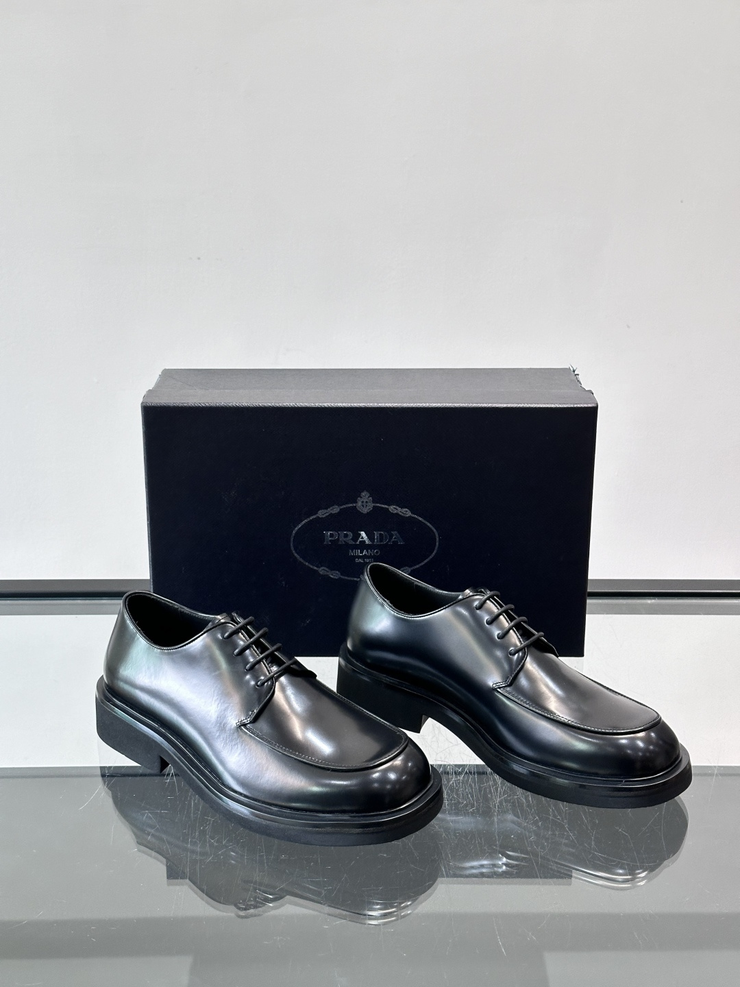 Prada男士德比皮鞋​​🖤这款男士德比皮鞋采用头层牛皮，鞋面光滑细腻，质感满分✨。厚底设计，增高又舒适