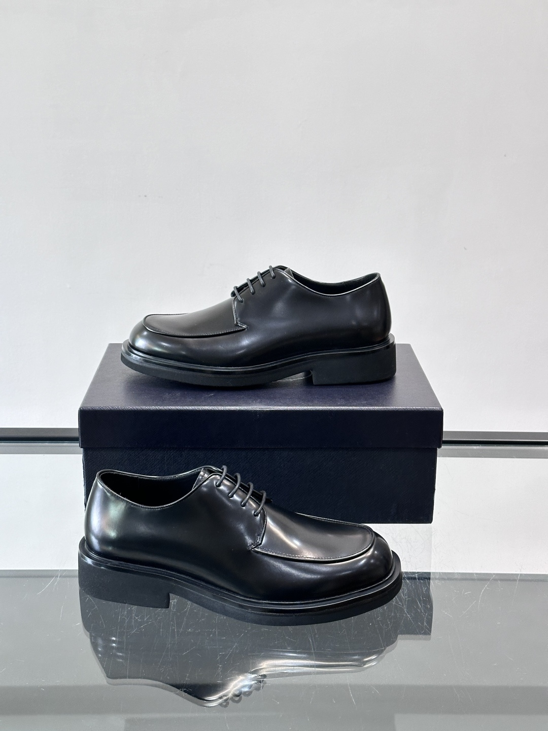 Prada男士德比皮鞋​​🖤这款男士德比皮鞋采用头层牛皮，鞋面光滑细腻，质感满分✨。厚底设计，增高又舒适
