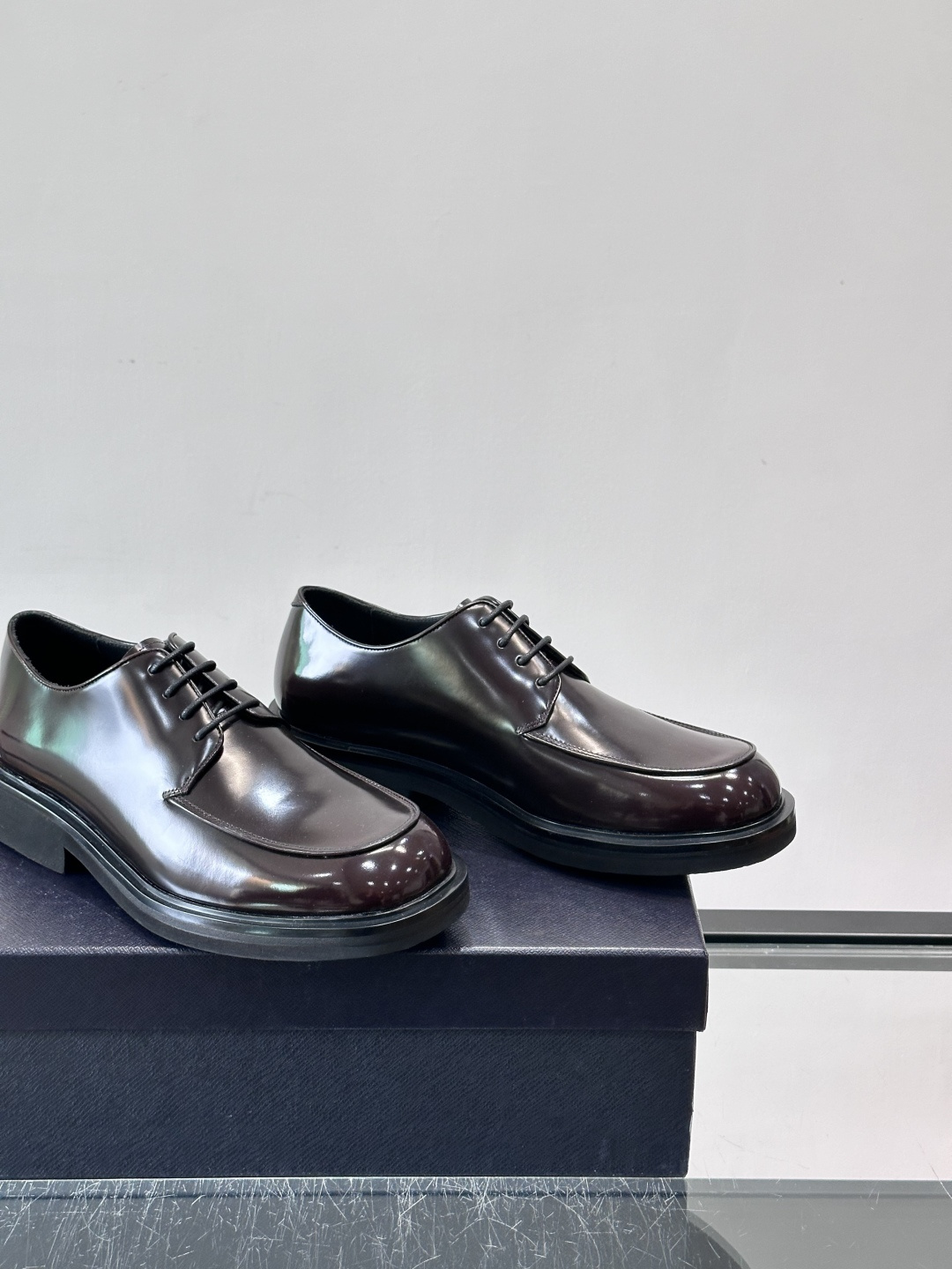 Prada男士德比皮鞋​​🖤这款男士德比皮鞋采用头层牛皮，鞋面光滑细腻，质感满分✨。厚底设计，增高又舒适