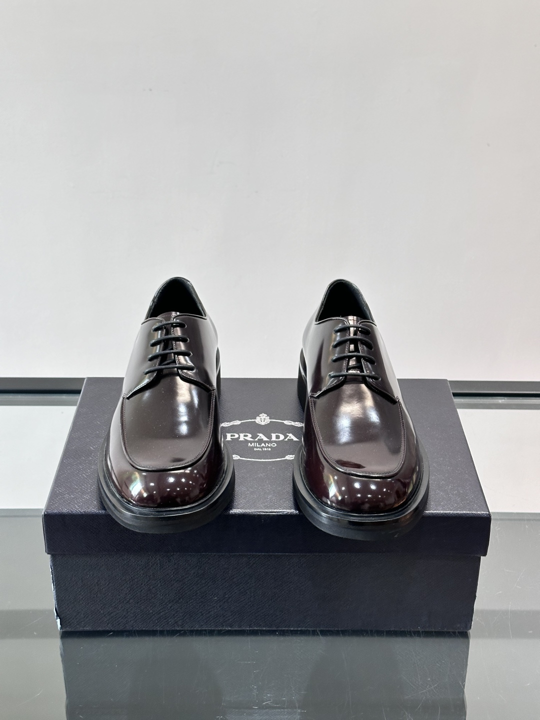 Prada男士德比皮鞋​​🖤这款男士德比皮鞋采用头层牛皮，鞋面光滑细腻，质感满分✨。厚底设计，增高又舒适