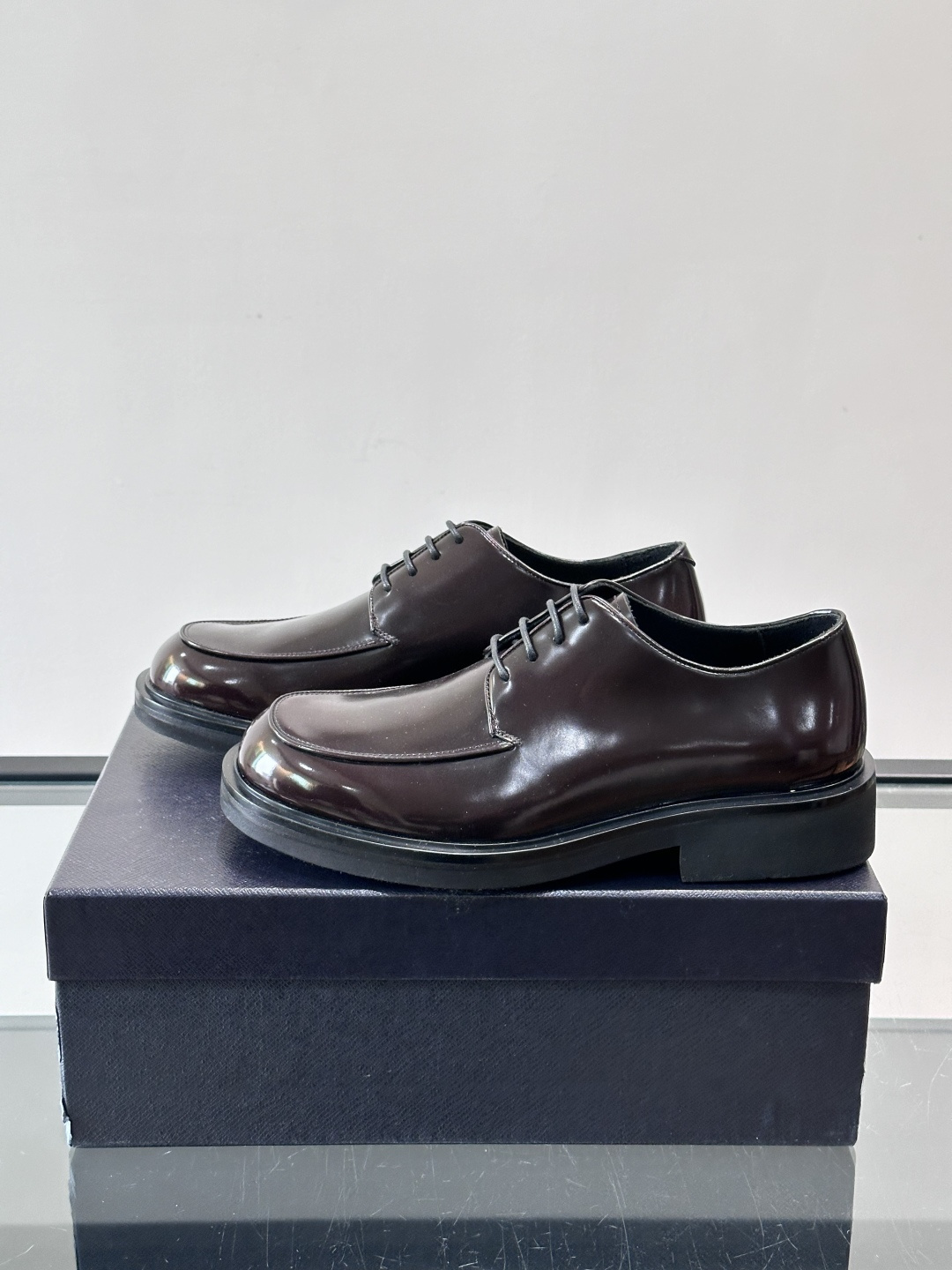 Prada男士德比皮鞋​​🖤这款男士德比皮鞋采用头层牛皮，鞋面光滑细腻，质感满分✨。厚底设计，增高又舒适