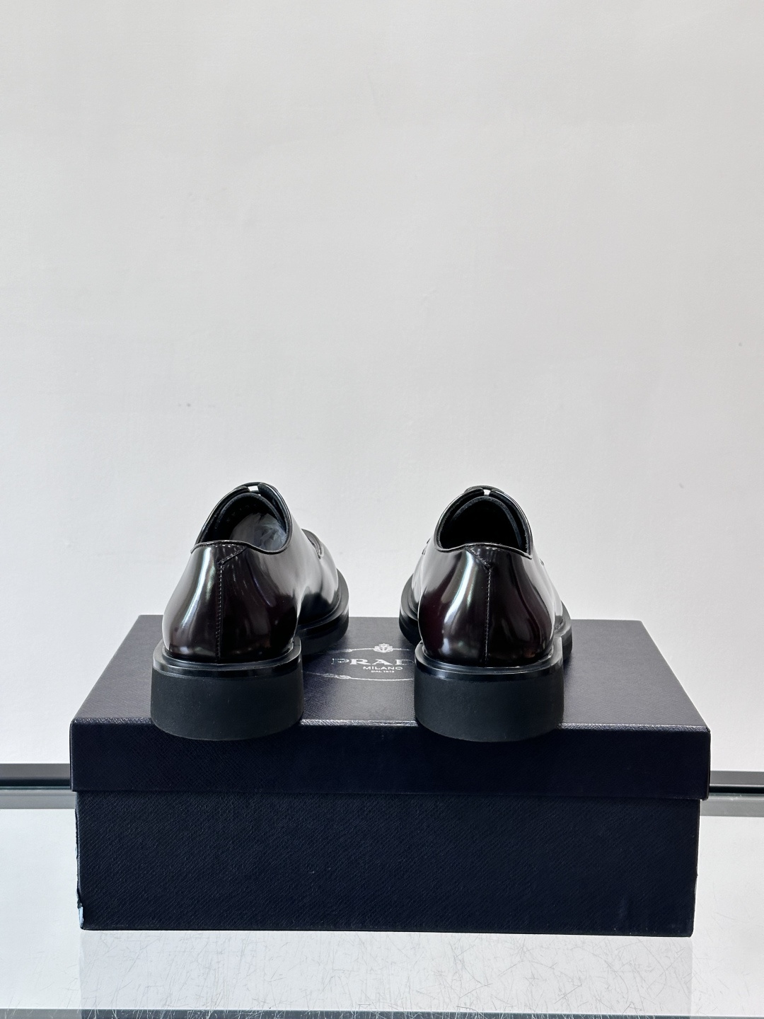 Prada男士德比皮鞋​​🖤这款男士德比皮鞋采用头层牛皮，鞋面光滑细腻，质感满分✨。厚底设计，增高又舒适