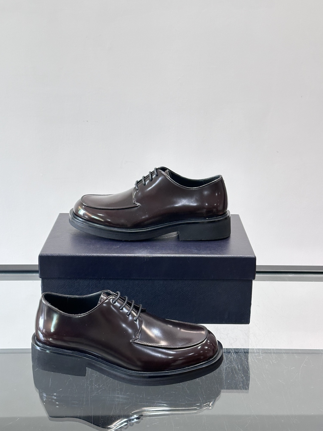 Prada男士德比皮鞋​​🖤这款男士德比皮鞋采用头层牛皮，鞋面光滑细腻，质感满分✨。厚底设计，增高又舒适