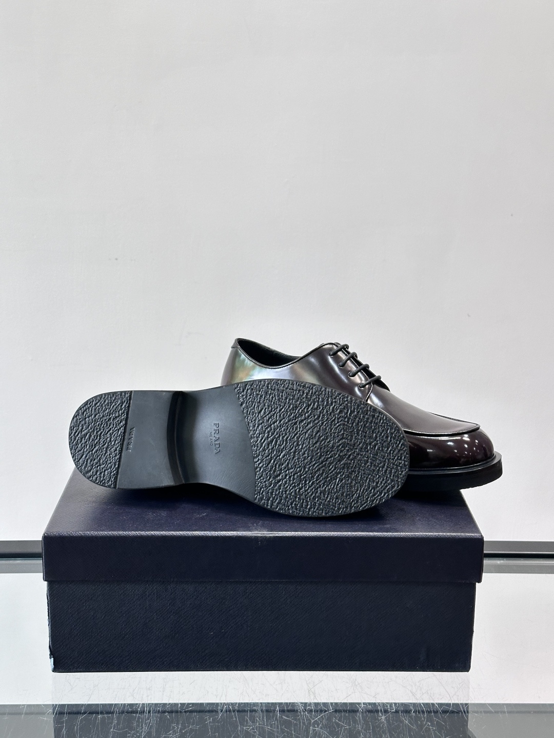 Prada男士德比皮鞋​​🖤这款男士德比皮鞋采用头层牛皮，鞋面光滑细腻，质感满分✨。厚底设计，增高又舒适