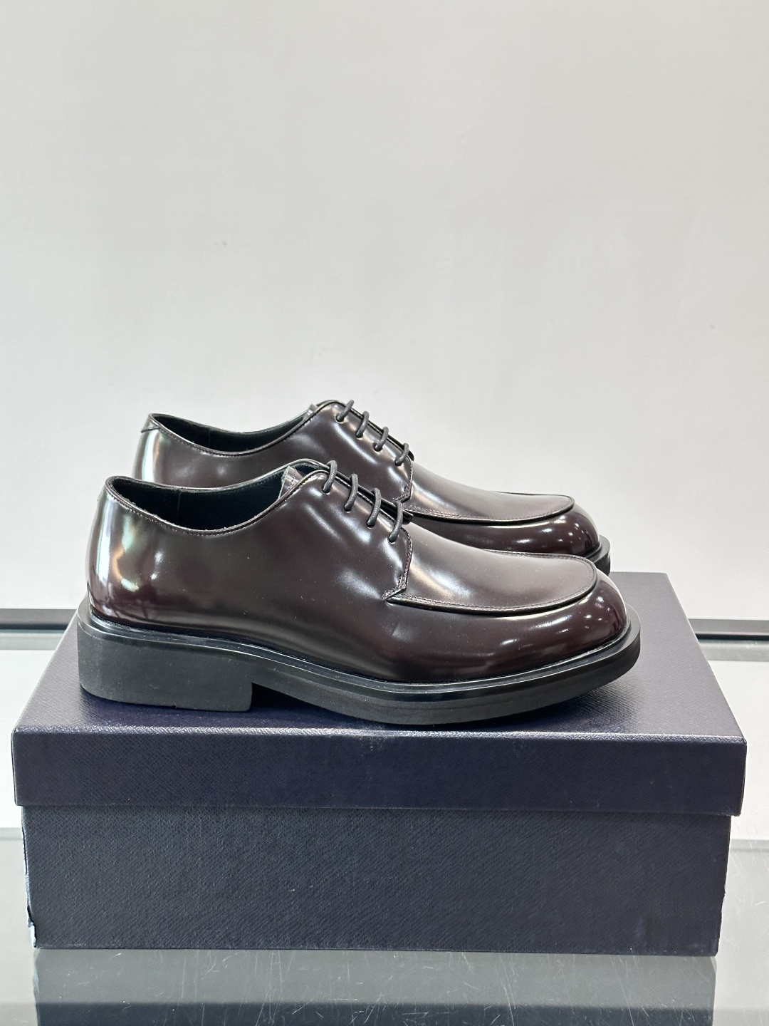 Prada男士德比皮鞋​​🖤这款男士德比皮鞋采用头层牛皮，鞋面光滑细腻，质感满分✨。厚底设计，增高又舒适