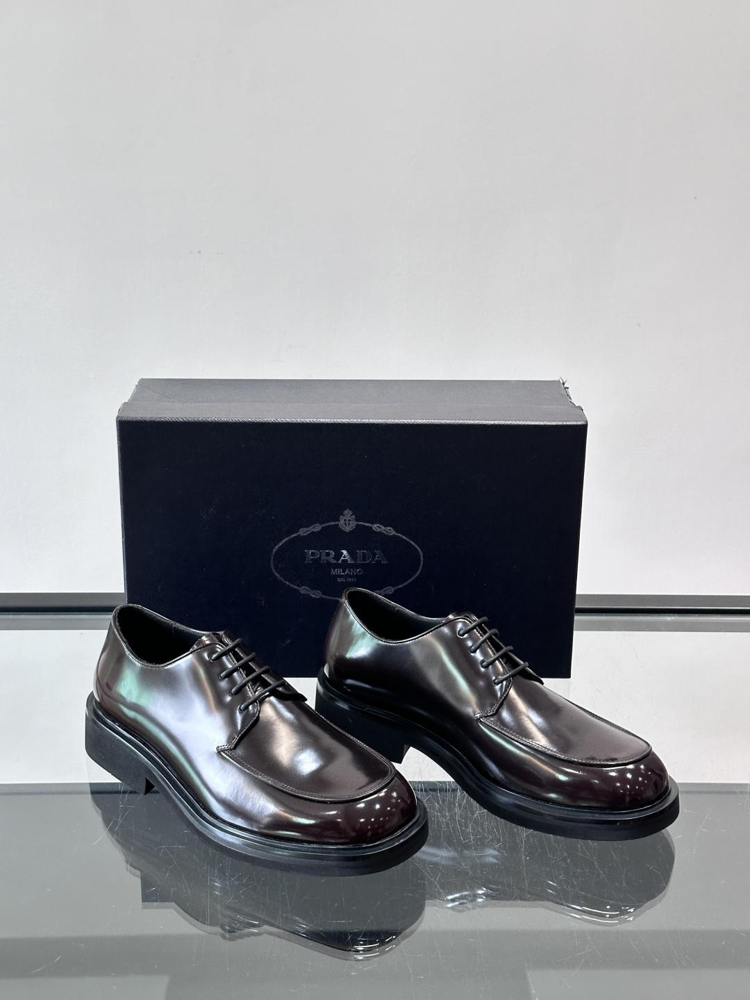 Prada男士德比皮鞋​​🖤这款男士德比皮鞋采用头层牛皮，鞋面光滑细腻，质感满分✨。厚底设计，增高又舒适