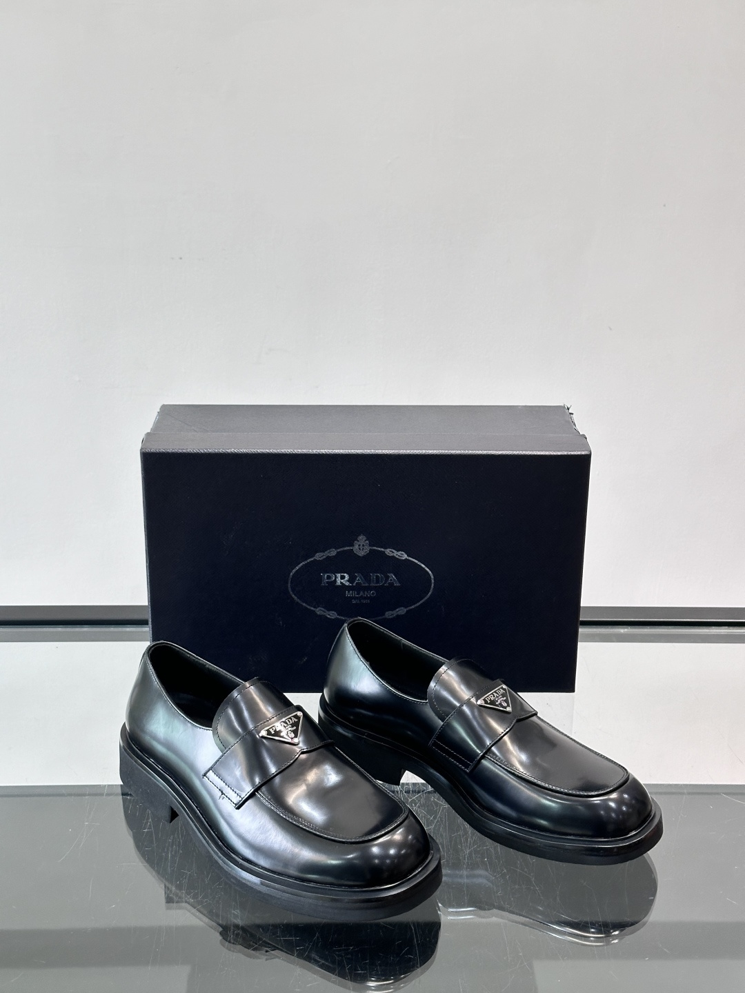 Prada男士德比皮鞋​​🖤这款男士德比皮鞋采用头层牛皮，鞋面光滑细腻，质感满分✨。厚底设计，增高又舒适