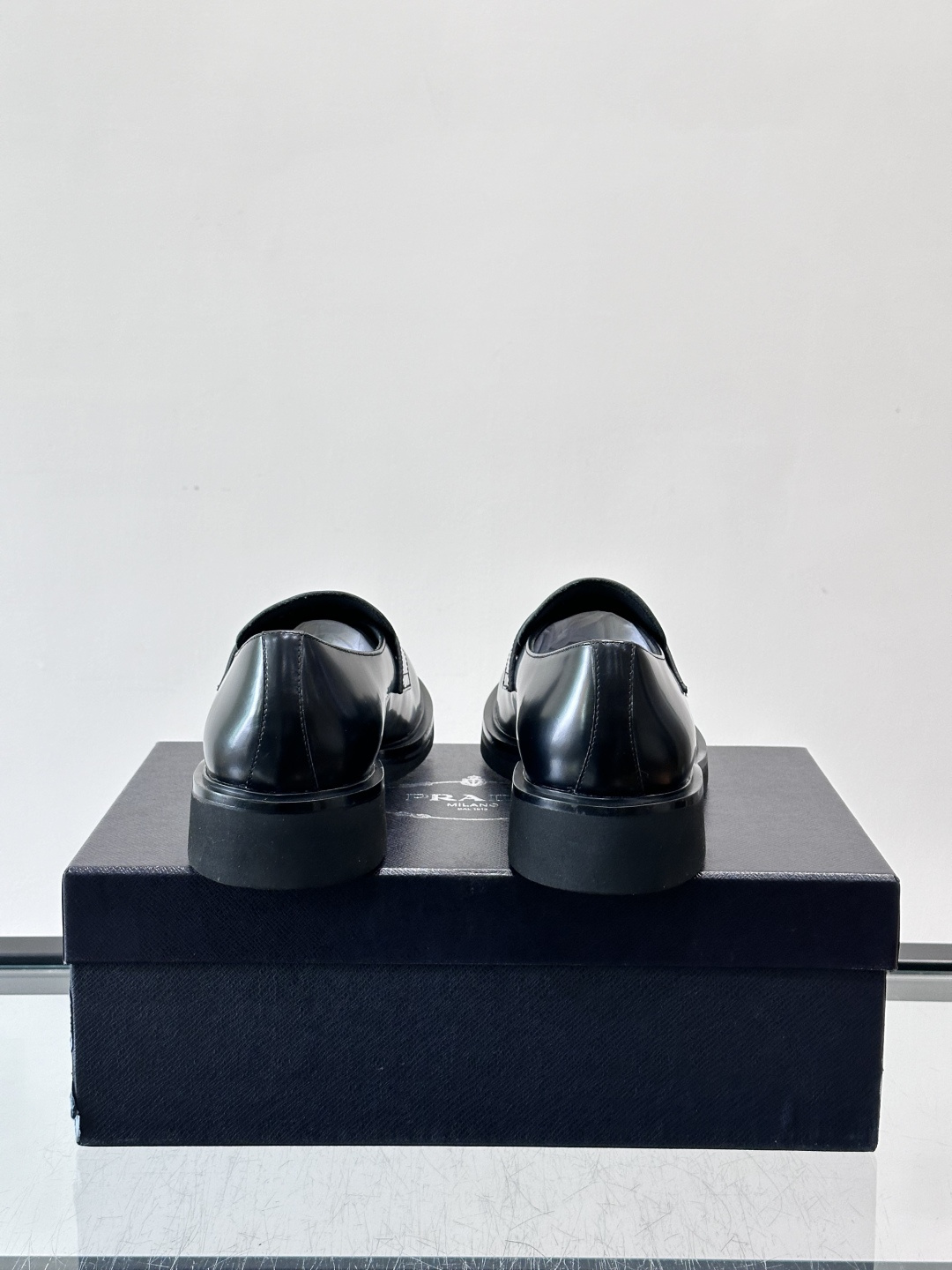 Prada男士德比皮鞋​​🖤这款男士德比皮鞋采用头层牛皮，鞋面光滑细腻，质感满分✨。厚底设计，增高又舒适