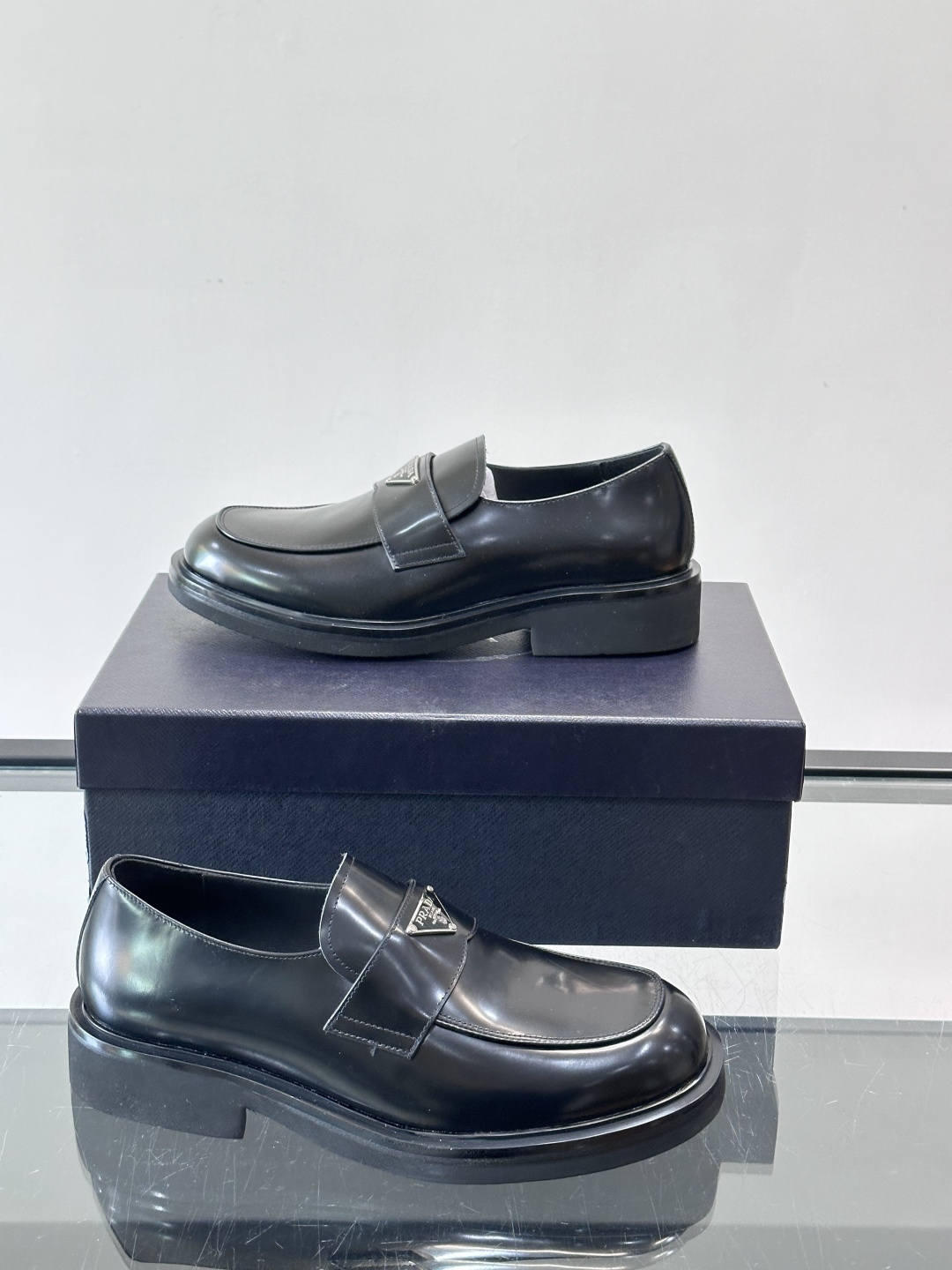 Prada男士德比皮鞋​​🖤这款男士德比皮鞋采用头层牛皮，鞋面光滑细腻，质感满分✨。厚底设计，增高又舒适