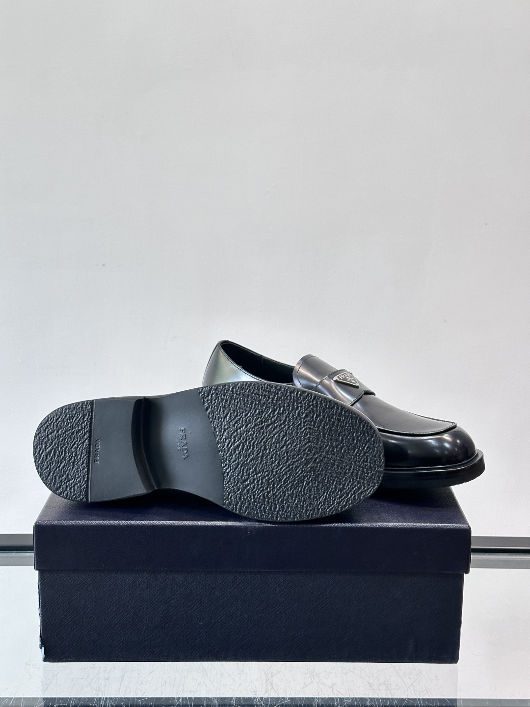 Prada男士德比皮鞋​​🖤这款男士德比皮鞋采用头层牛皮，鞋面光滑细腻，质感满分✨。厚底设计，增高又舒适