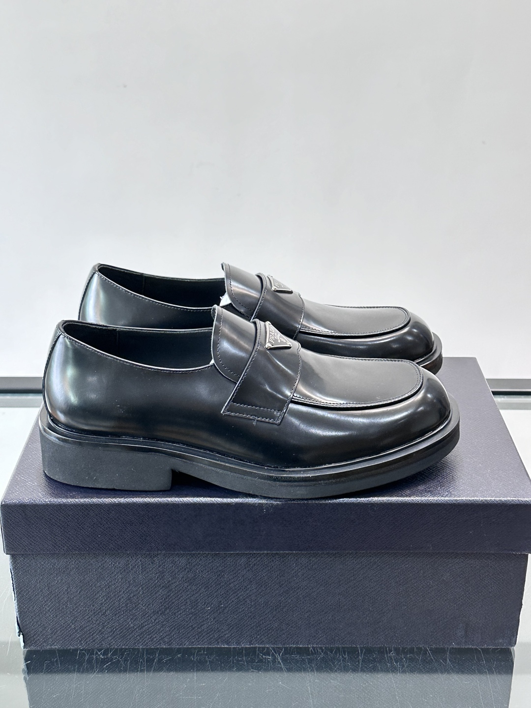 Prada男士德比皮鞋​​🖤这款男士德比皮鞋采用头层牛皮，鞋面光滑细腻，质感满分✨。厚底设计，增高又舒适
