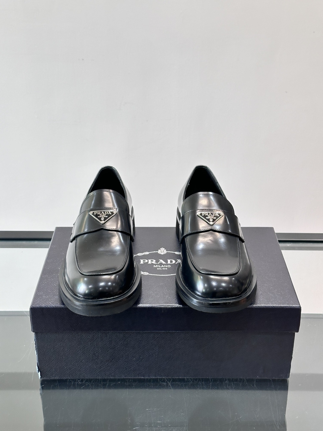 Prada男士德比皮鞋​​🖤这款男士德比皮鞋采用头层牛皮，鞋面光滑细腻，质感满分✨。厚底设计，增高又舒适