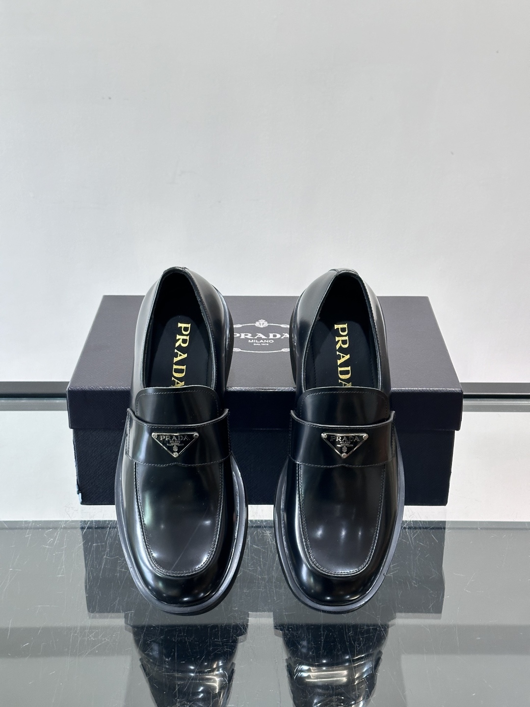 Prada男士德比皮鞋​​🖤这款男士德比皮鞋采用头层牛皮，鞋面光滑细腻，质感满分✨。厚底设计，增高又舒适