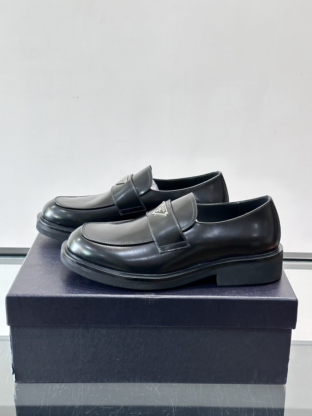 Prada男士德比皮鞋​​🖤这款男士德比皮鞋采用头层牛皮，鞋面光滑细腻，质感满分✨。厚底设计，增高又舒适