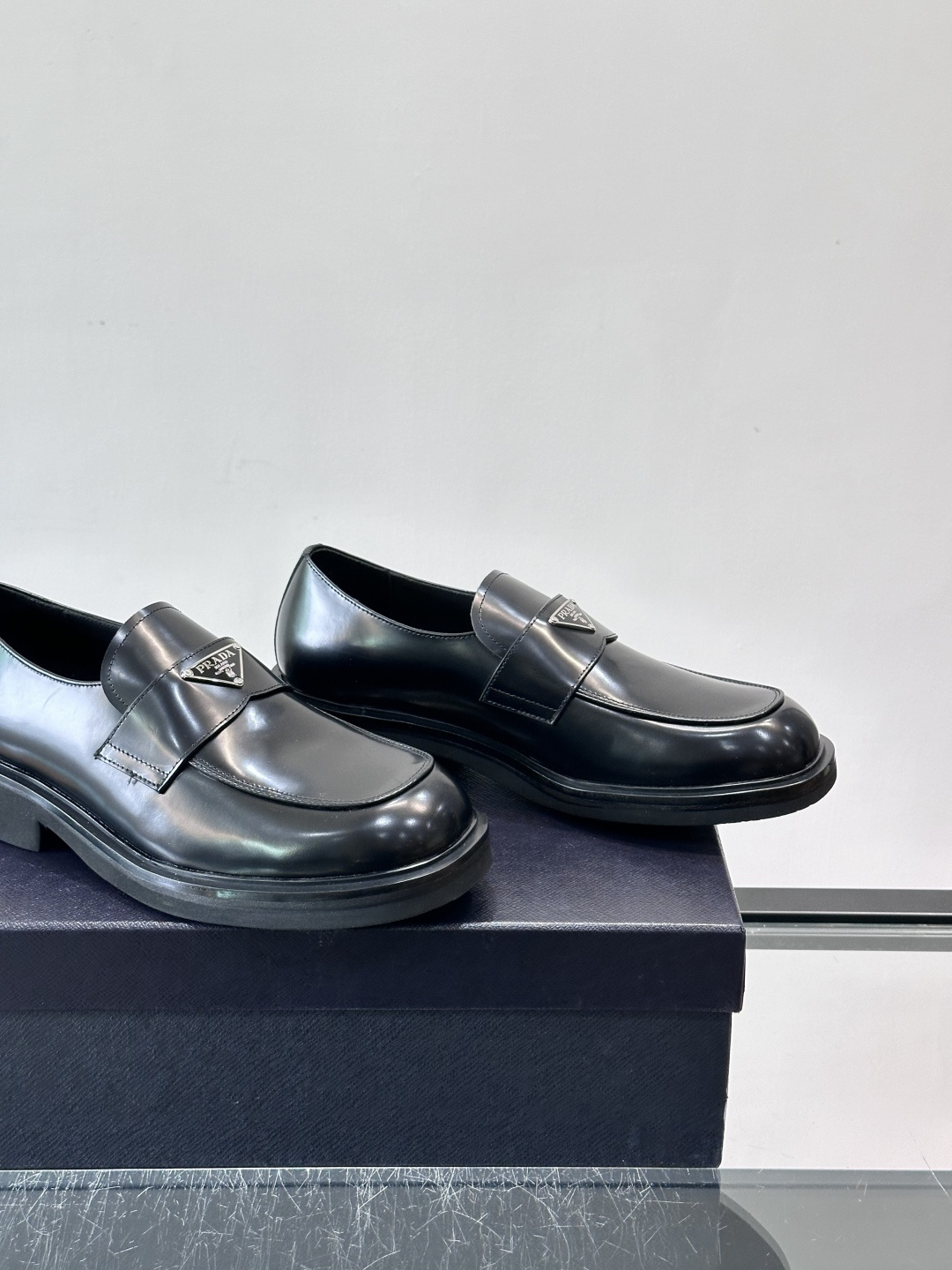 Prada男士德比皮鞋​​🖤这款男士德比皮鞋采用头层牛皮，鞋面光滑细腻，质感满分✨。厚底设计，增高又舒适