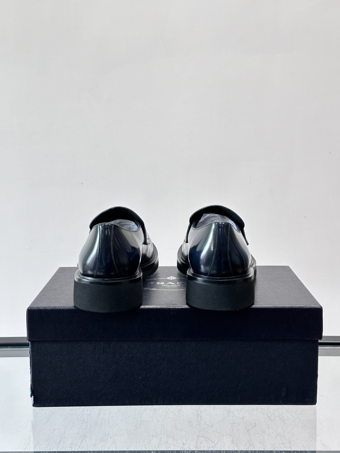 Prada男士德比皮鞋​​🖤这款男士德比皮鞋采用头层牛皮，鞋面光滑细腻，质感满分✨。厚底设计，增高又舒适