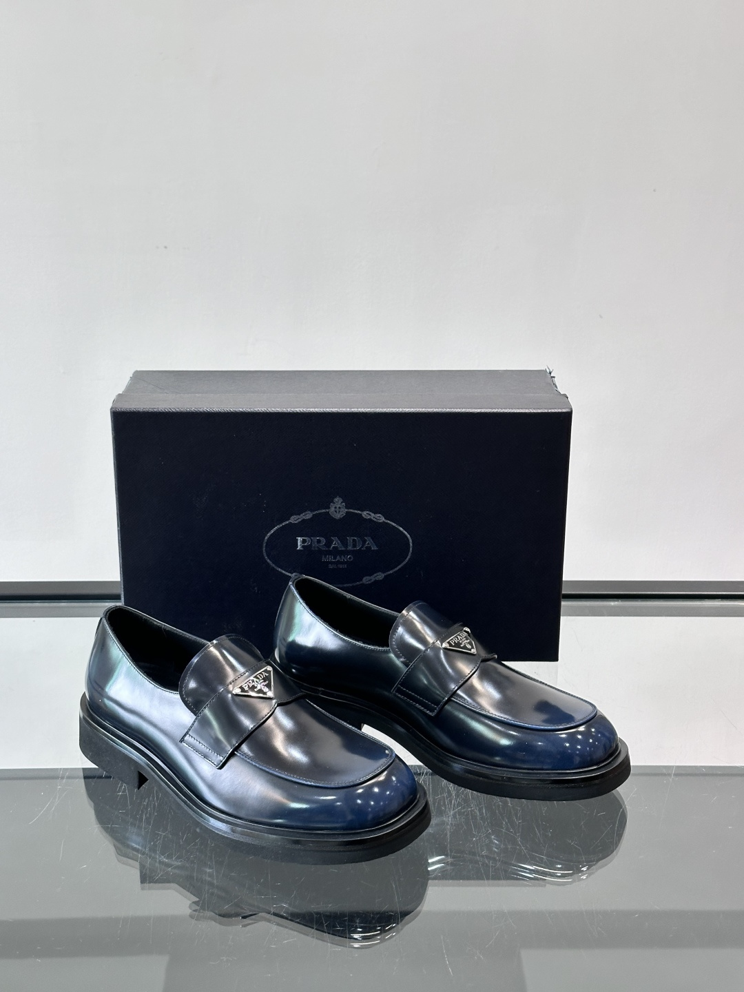 Prada男士德比皮鞋​​🖤这款男士德比皮鞋采用头层牛皮，鞋面光滑细腻，质感满分✨。厚底设计，增高又舒适