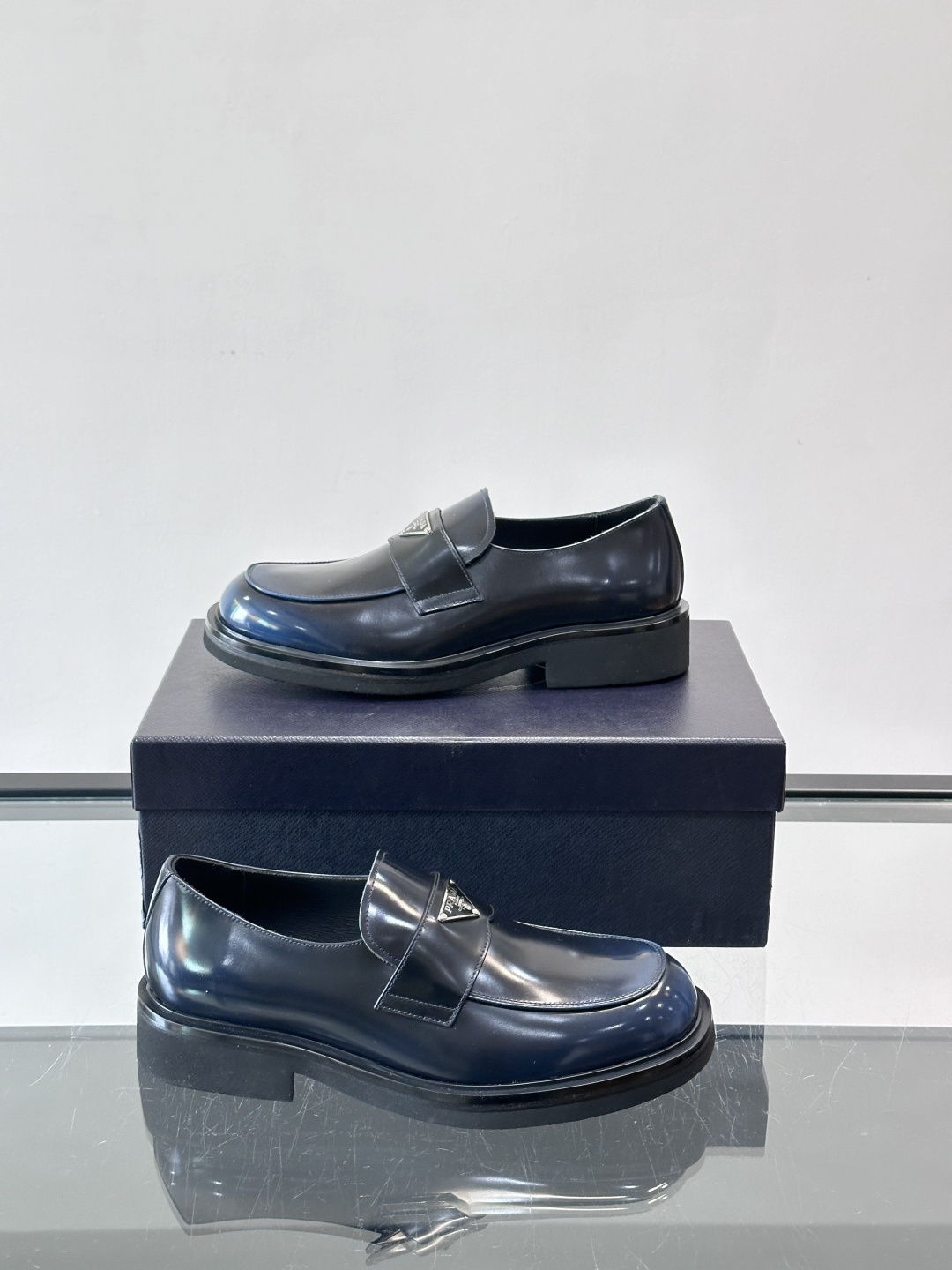 Prada男士德比皮鞋​​🖤这款男士德比皮鞋采用头层牛皮，鞋面光滑细腻，质感满分✨。厚底设计，增高又舒适