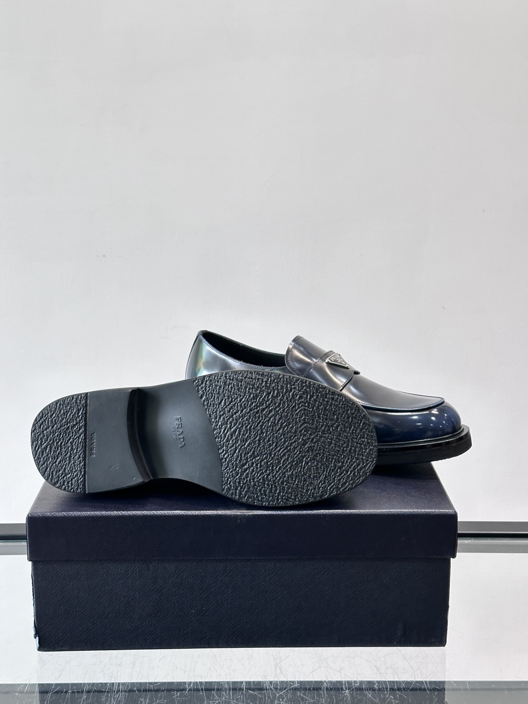 Prada男士德比皮鞋​​🖤这款男士德比皮鞋采用头层牛皮，鞋面光滑细腻，质感满分✨。厚底设计，增高又舒适