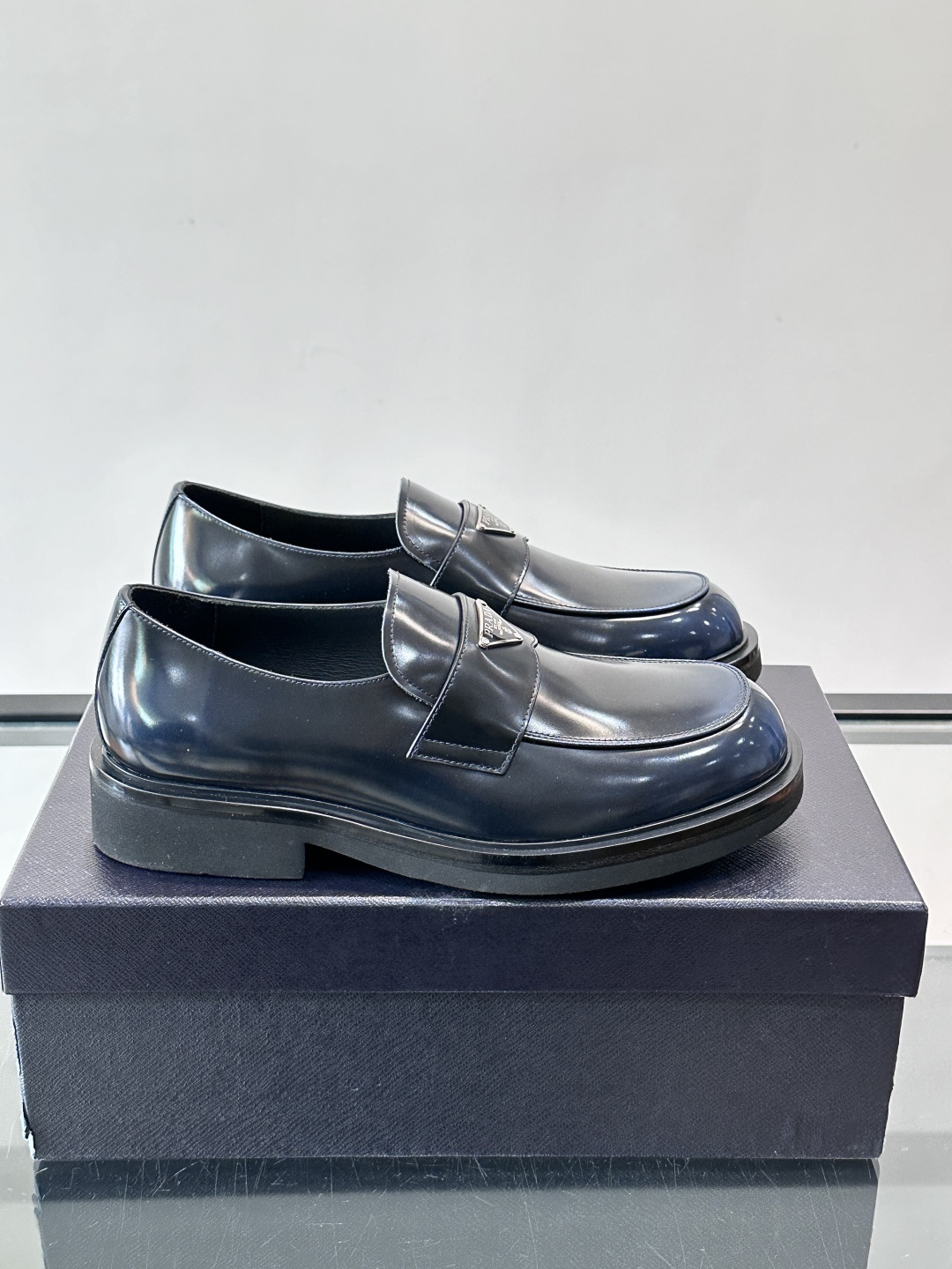 Prada男士德比皮鞋​​🖤这款男士德比皮鞋采用头层牛皮，鞋面光滑细腻，质感满分✨。厚底设计，增高又舒适