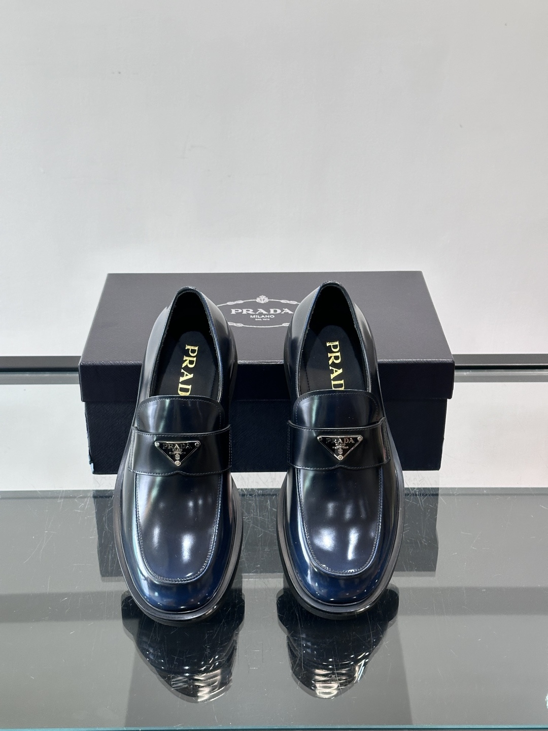 Prada男士德比皮鞋​​🖤这款男士德比皮鞋采用头层牛皮，鞋面光滑细腻，质感满分✨。厚底设计，增高又舒适