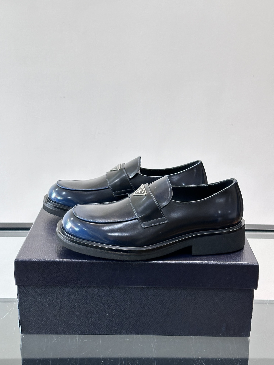 Prada男士德比皮鞋​​🖤这款男士德比皮鞋采用头层牛皮，鞋面光滑细腻，质感满分✨。厚底设计，增高又舒适