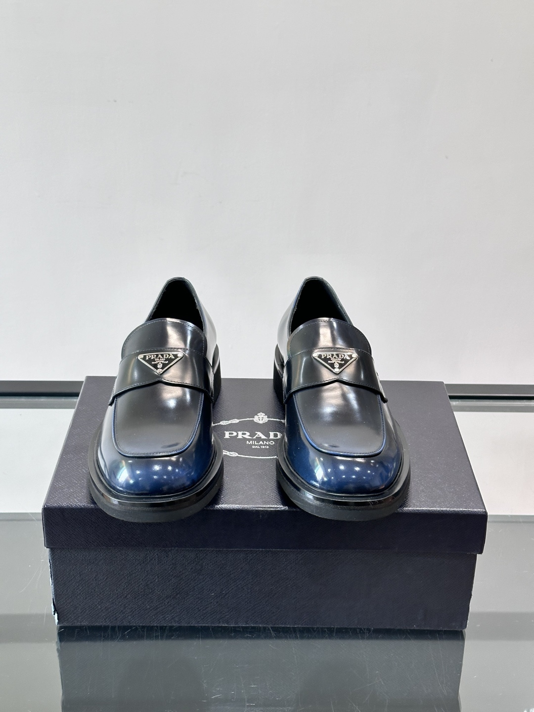 Prada男士德比皮鞋​​🖤这款男士德比皮鞋采用头层牛皮，鞋面光滑细腻，质感满分✨。厚底设计，增高又舒适