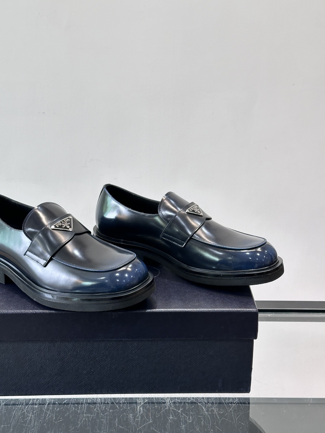 Prada男士德比皮鞋​​🖤这款男士德比皮鞋采用头层牛皮，鞋面光滑细腻，质感满分✨。厚底设计，增高又舒适