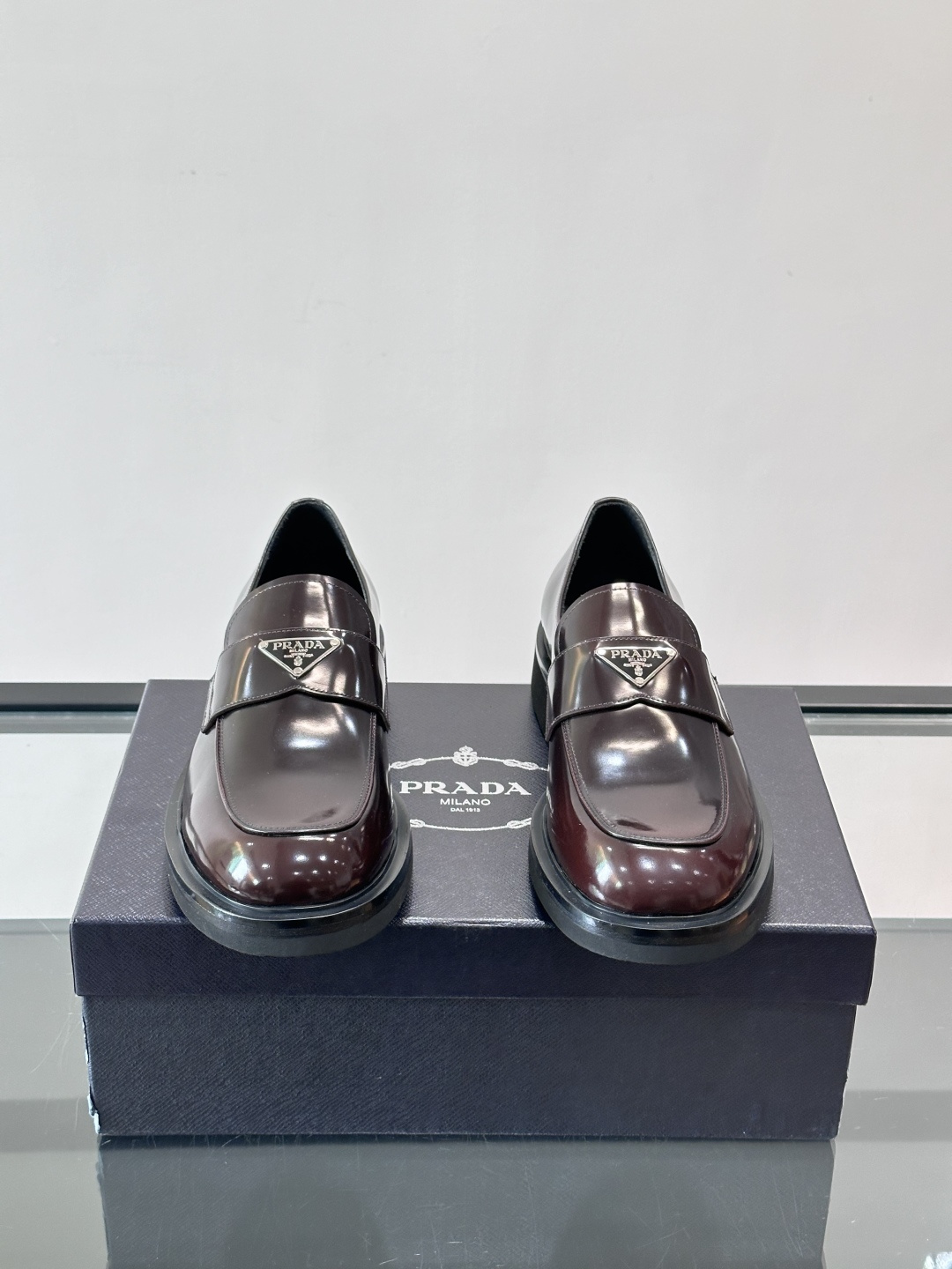 Prada男士德比皮鞋​​🖤这款男士德比皮鞋采用头层牛皮，鞋面光滑细腻，质感满分✨。厚底设计，增高又舒适