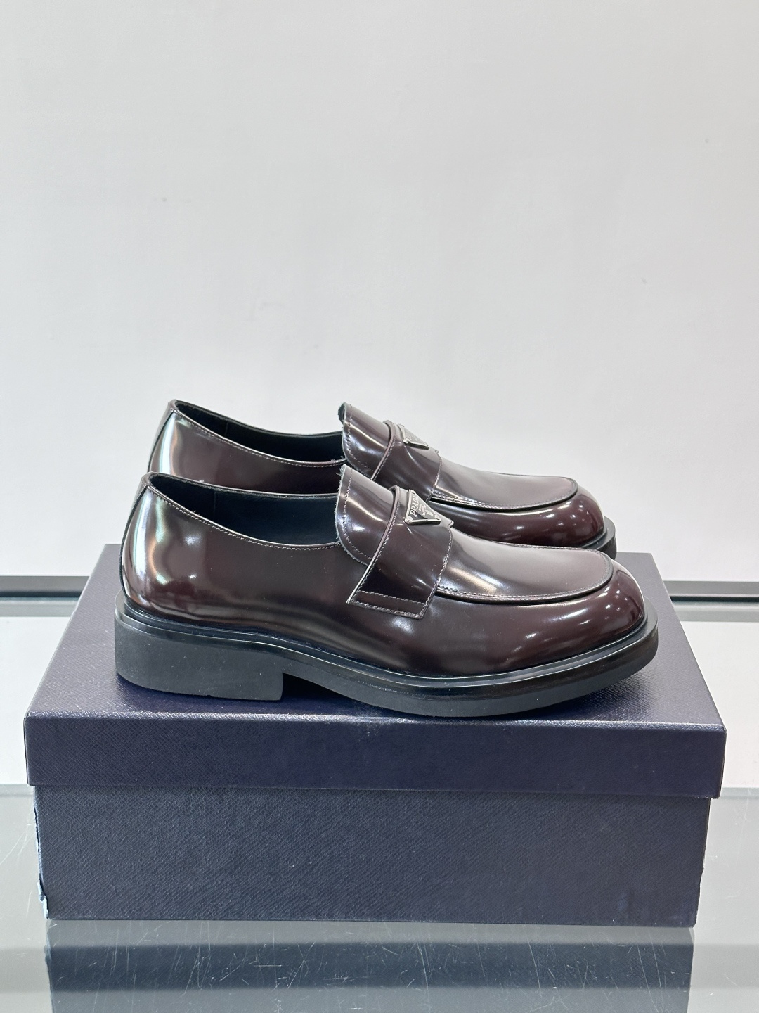 Prada男士德比皮鞋​​🖤这款男士德比皮鞋采用头层牛皮，鞋面光滑细腻，质感满分✨。厚底设计，增高又舒适