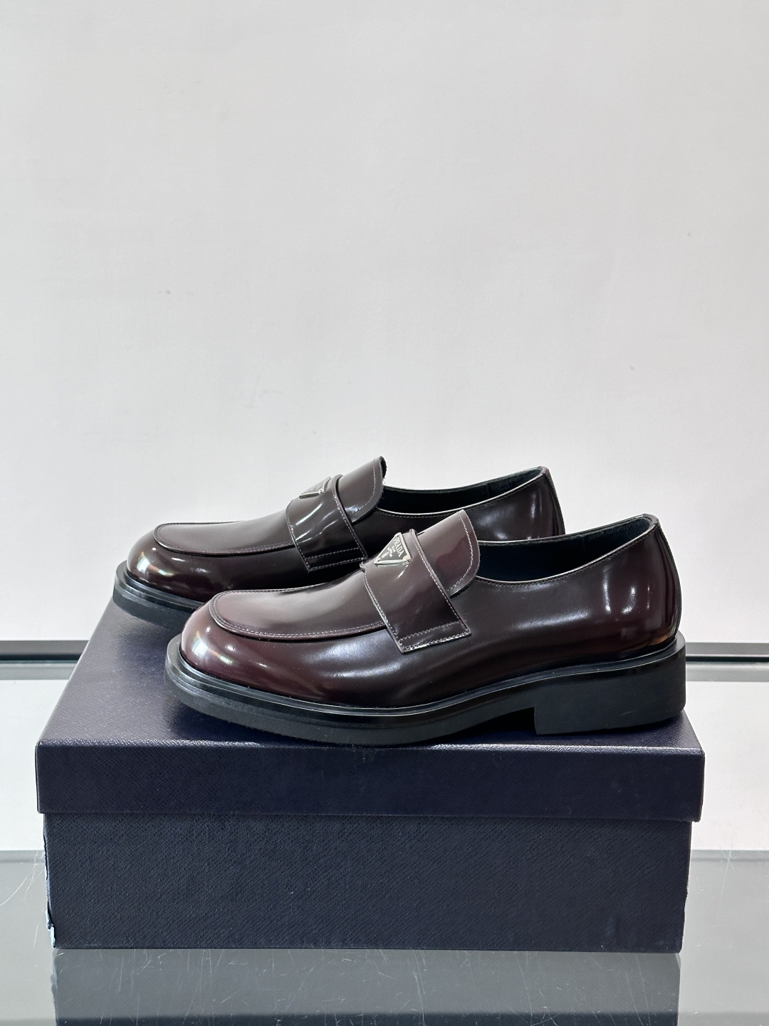 Prada男士德比皮鞋​​🖤这款男士德比皮鞋采用头层牛皮，鞋面光滑细腻，质感满分✨。厚底设计，增高又舒适