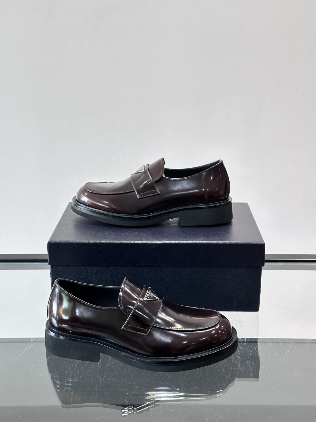 Prada男士德比皮鞋​​🖤这款男士德比皮鞋采用头层牛皮，鞋面光滑细腻，质感满分✨。厚底设计，增高又舒适