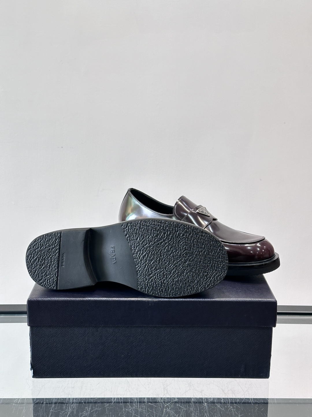 Prada男士德比皮鞋​​🖤这款男士德比皮鞋采用头层牛皮，鞋面光滑细腻，质感满分✨。厚底设计，增高又舒适