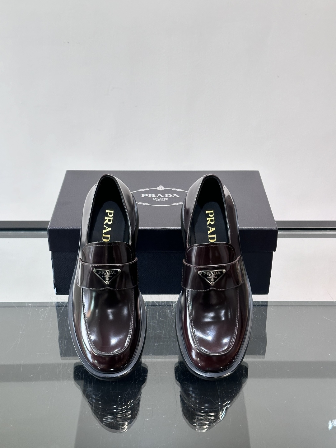 Prada男士德比皮鞋​​🖤这款男士德比皮鞋采用头层牛皮，鞋面光滑细腻，质感满分✨。厚底设计，增高又舒适