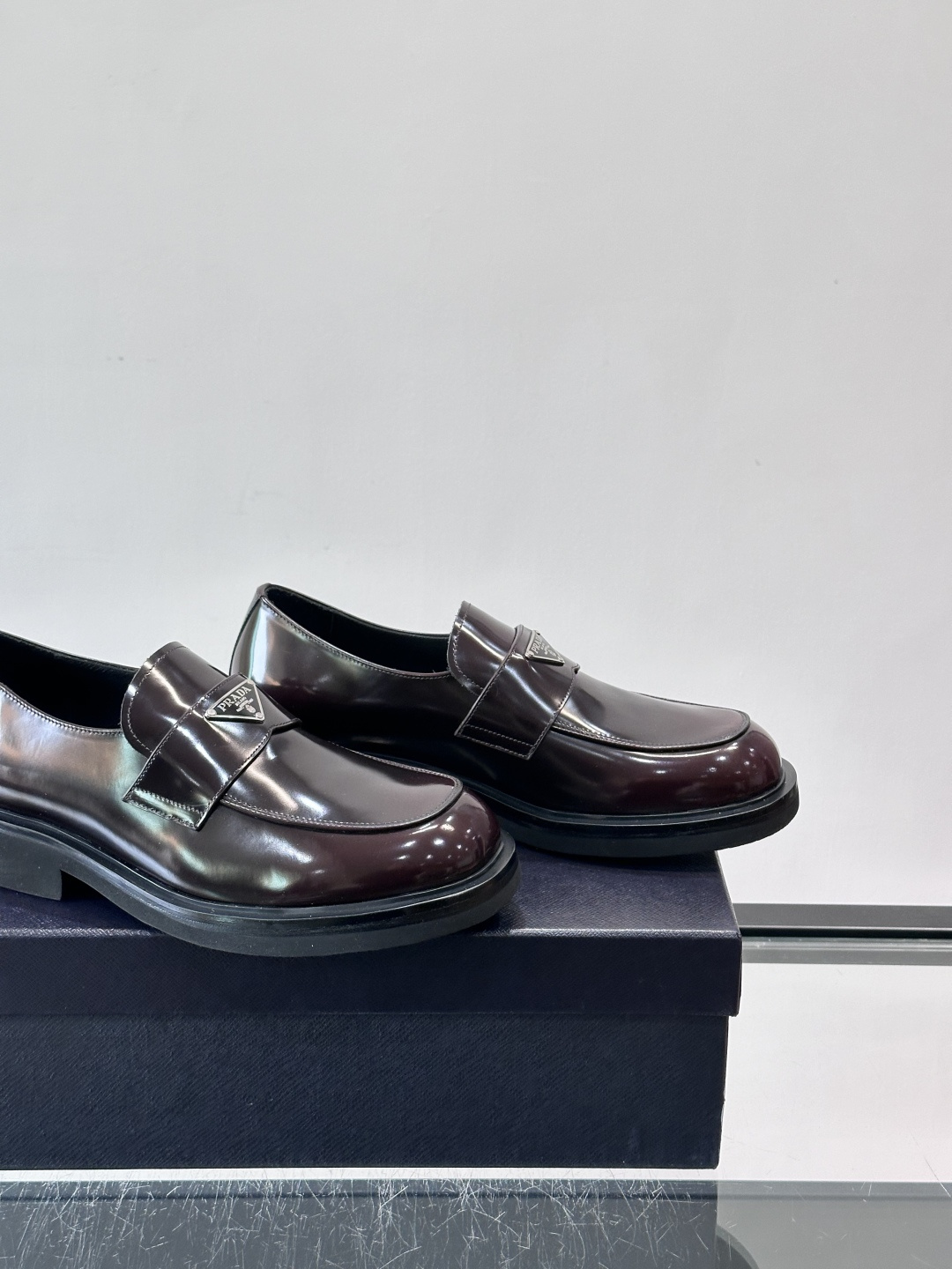 Prada男士德比皮鞋​​🖤这款男士德比皮鞋采用头层牛皮，鞋面光滑细腻，质感满分✨。厚底设计，增高又舒适