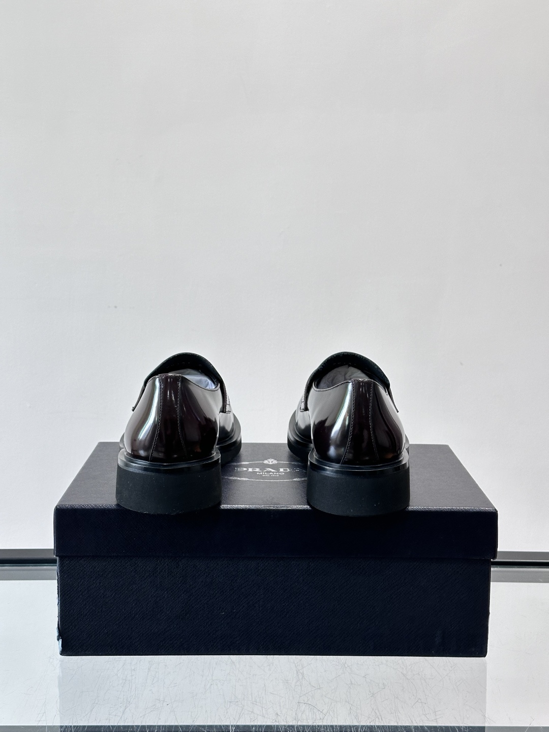 Prada男士德比皮鞋​​🖤这款男士德比皮鞋采用头层牛皮，鞋面光滑细腻，质感满分✨。厚底设计，增高又舒适