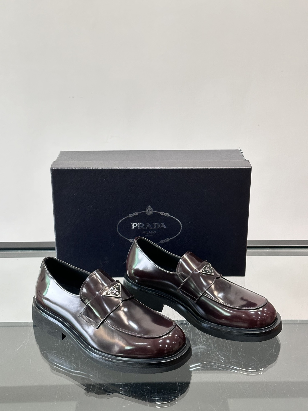 Prada男士德比皮鞋​​🖤这款男士德比皮鞋采用头层牛皮，鞋面光滑细腻，质感满分✨。厚底设计，增高又舒适