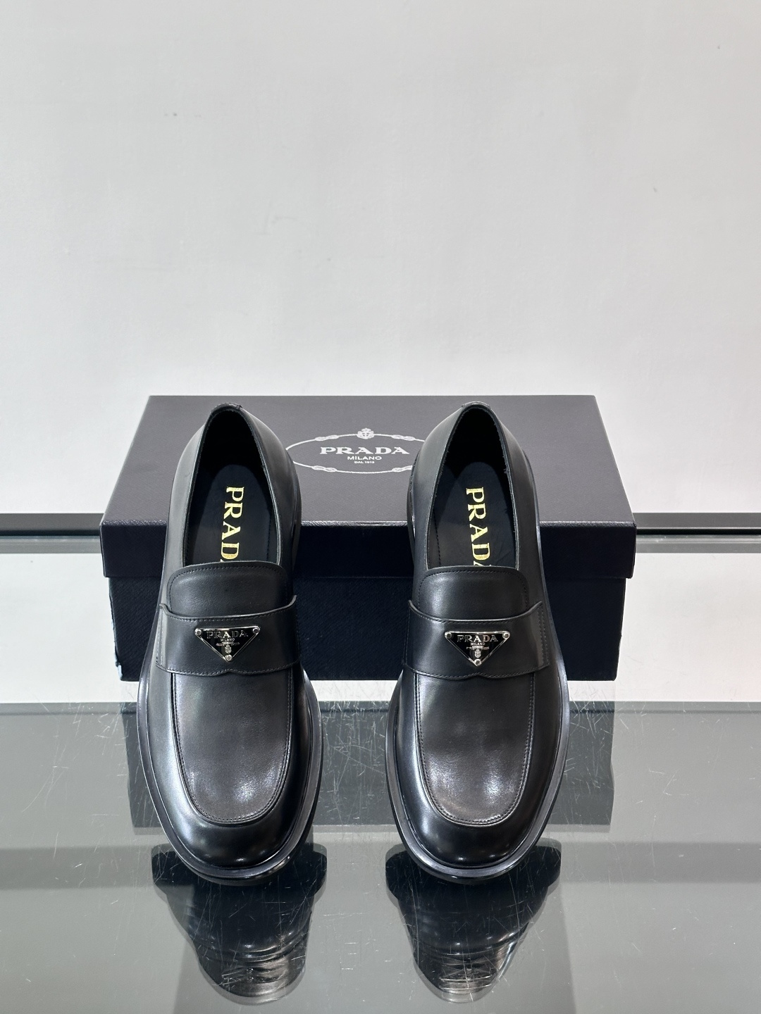 Prada男士德比皮鞋​​🖤这款男士德比皮鞋采用头层牛皮，鞋面光滑细腻，质感满分✨。厚底设计，增高又舒适