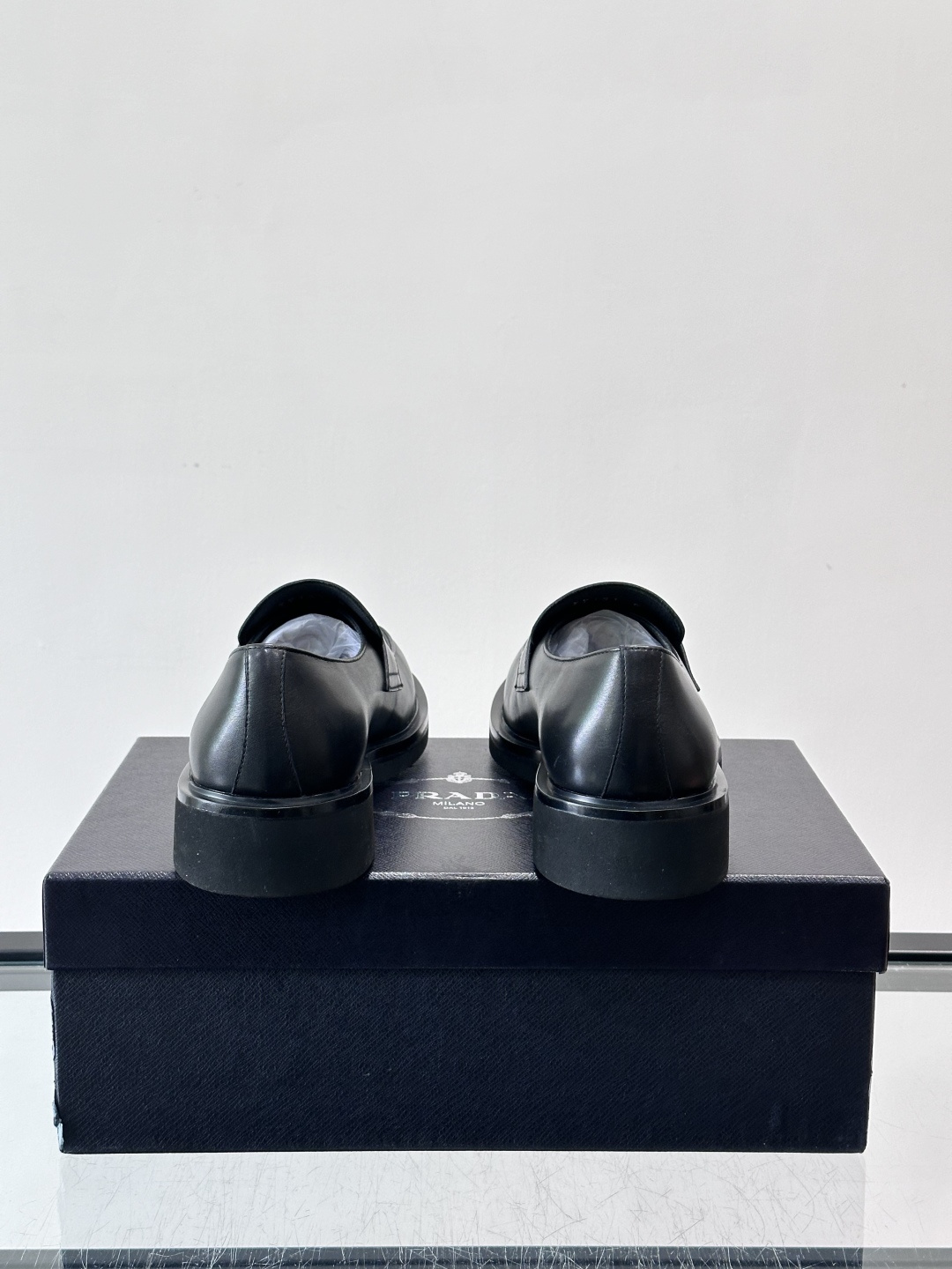 Prada男士德比皮鞋​​🖤这款男士德比皮鞋采用头层牛皮，鞋面光滑细腻，质感满分✨。厚底设计，增高又舒适