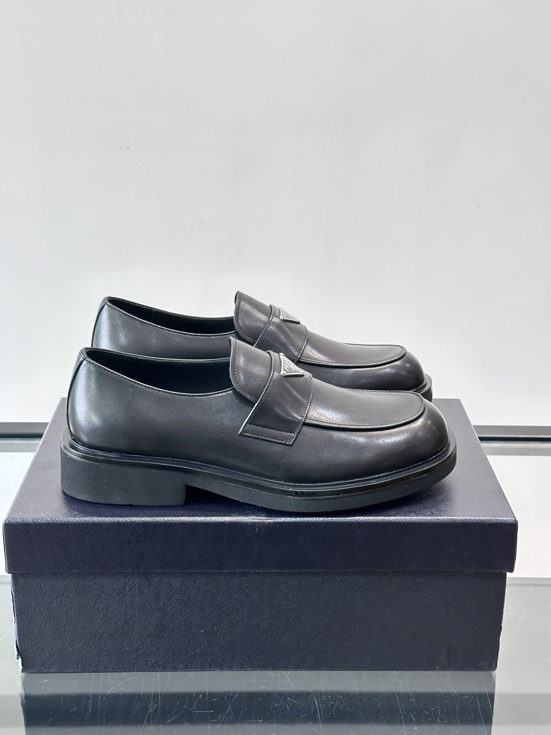 Prada男士德比皮鞋​​🖤这款男士德比皮鞋采用头层牛皮，鞋面光滑细腻，质感满分✨。厚底设计，增高又舒适