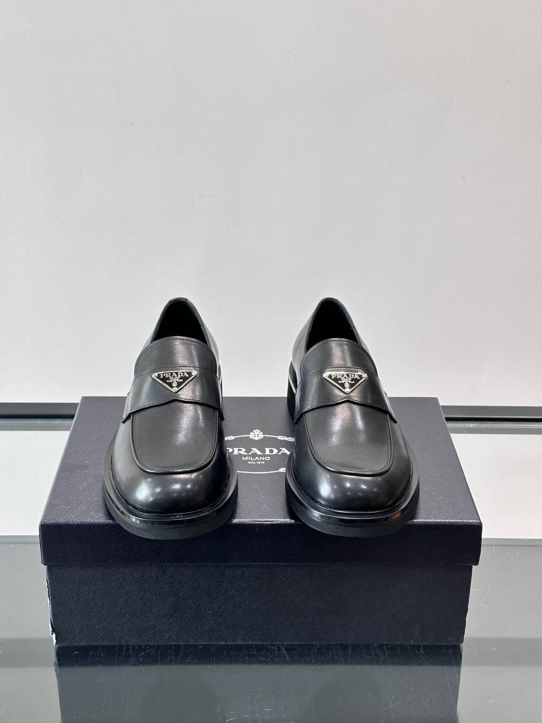 Prada男士德比皮鞋​​🖤这款男士德比皮鞋采用头层牛皮，鞋面光滑细腻，质感满分✨。厚底设计，增高又舒适