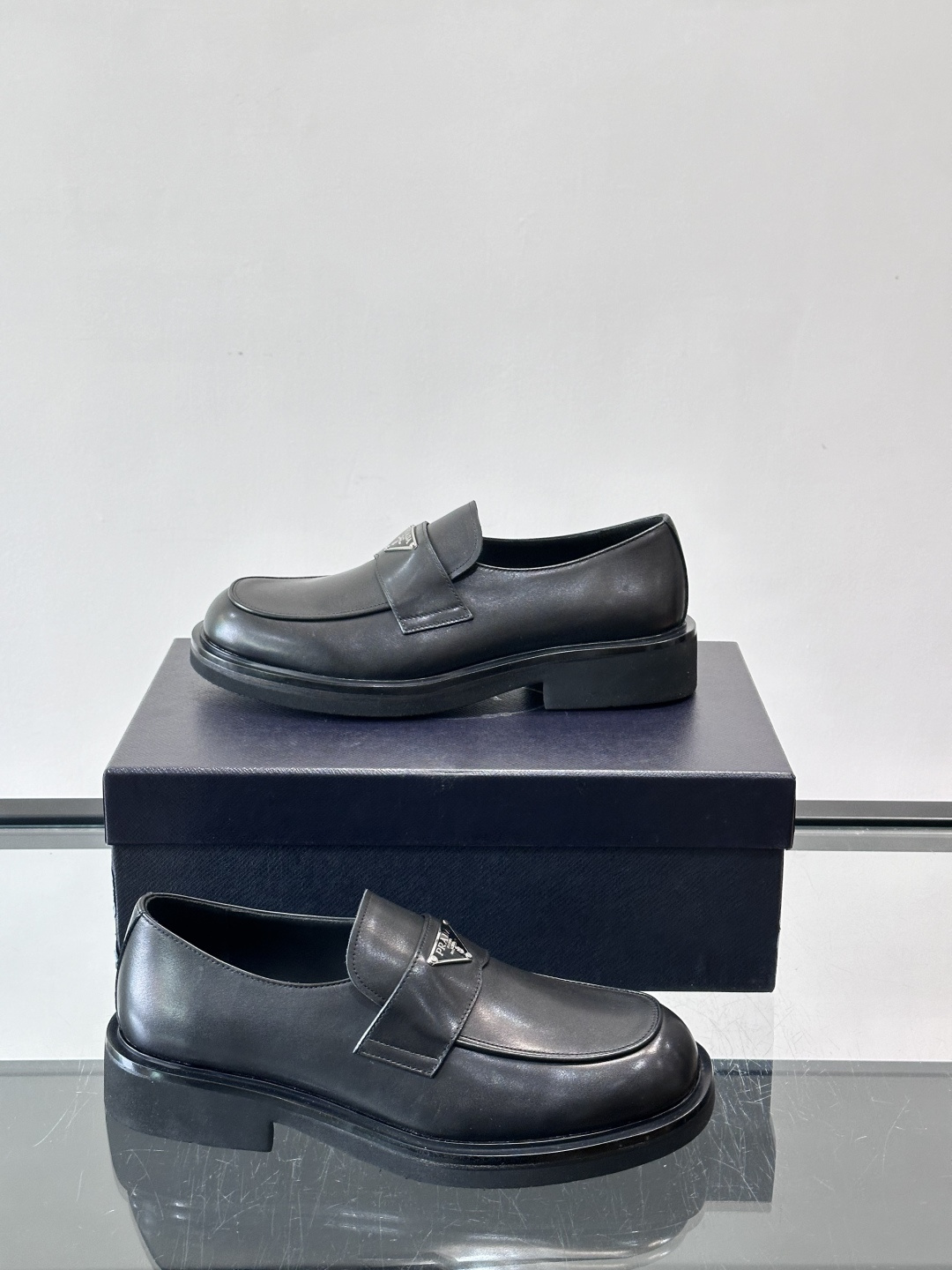 Prada男士德比皮鞋​​🖤这款男士德比皮鞋采用头层牛皮，鞋面光滑细腻，质感满分✨。厚底设计，增高又舒适